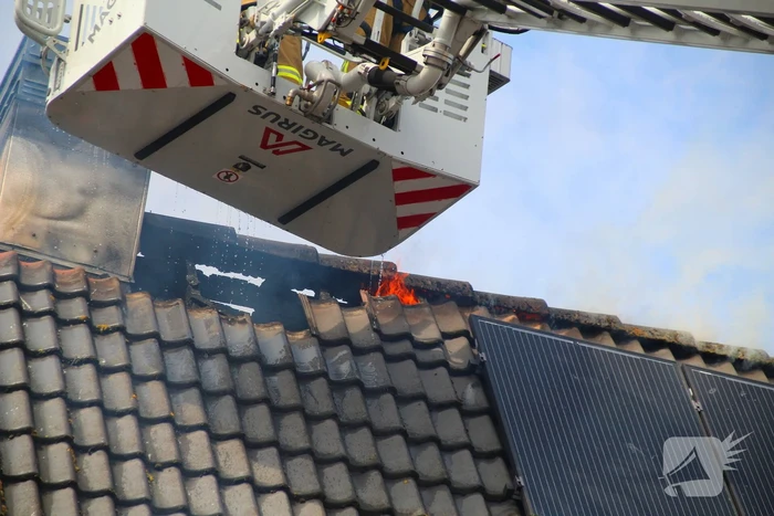 Grote brand op dak van woning