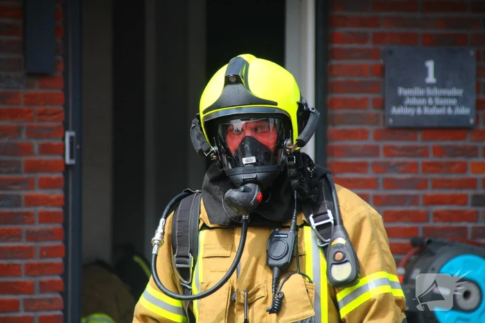 Grote brand op dak van woning