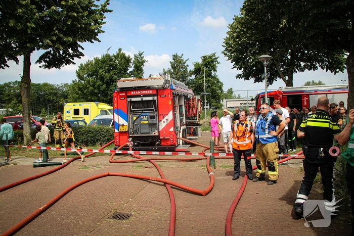 Grote brand op dak van woning