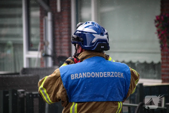 Grote brand op dak van woning