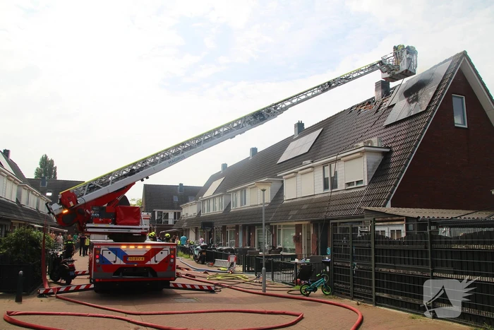 Grote brand op dak van woning