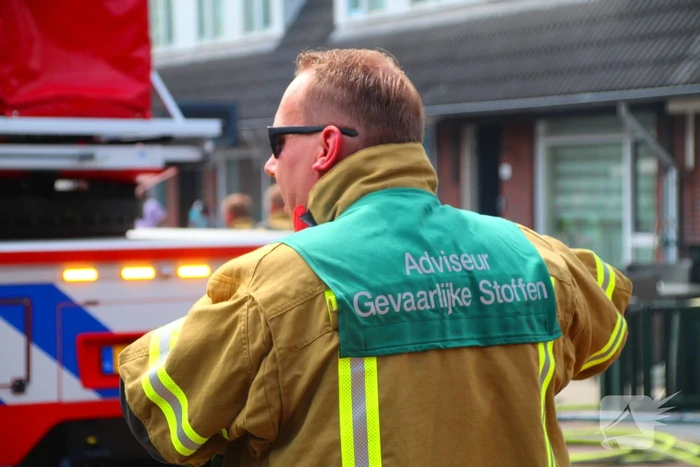 Grote brand op dak van woning