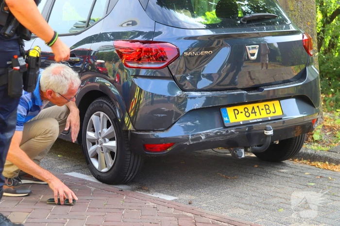 Auto botst tegen gebouw