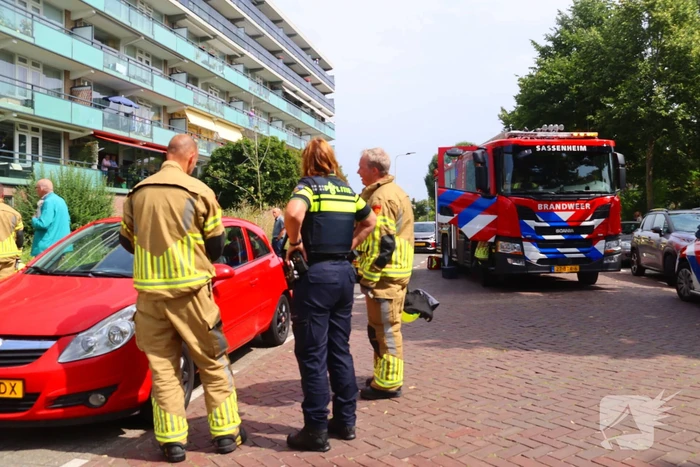 Auto botst tegen gebouw