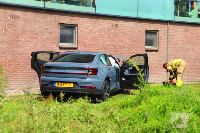 Auto botst tegen gebouw