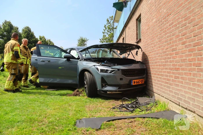 Auto botst tegen gebouw