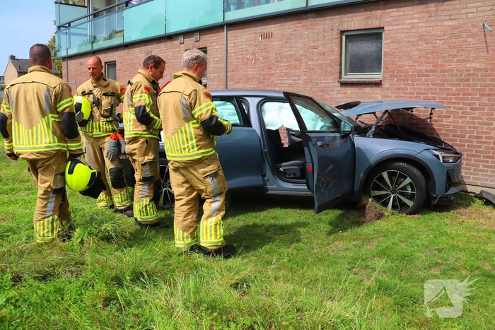 Auto botst tegen gebouw