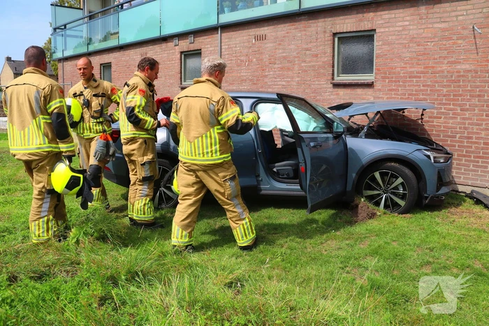 Auto botst tegen gebouw