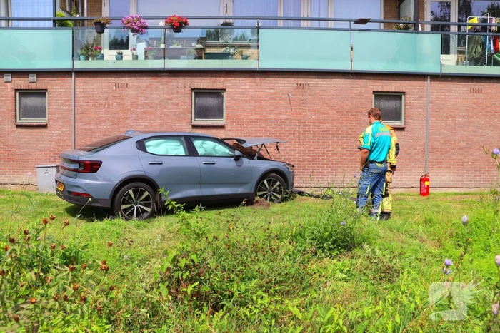 Auto botst tegen gebouw