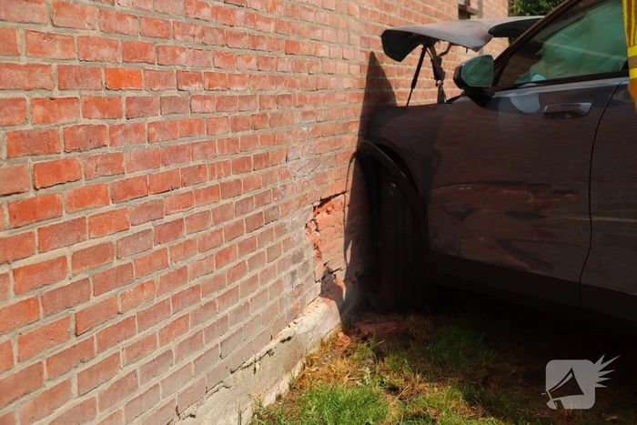Auto botst tegen gebouw