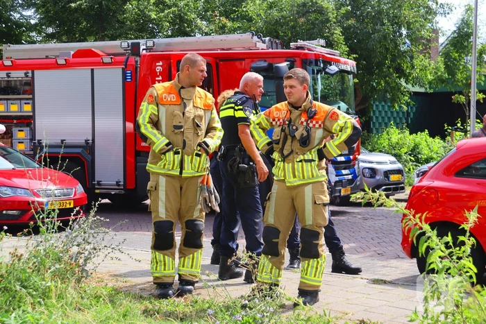 Auto botst tegen gebouw