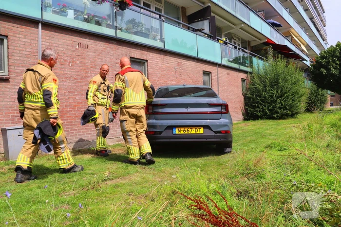 Auto botst tegen gebouw