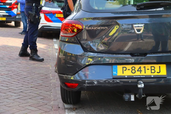 Auto botst tegen gebouw
