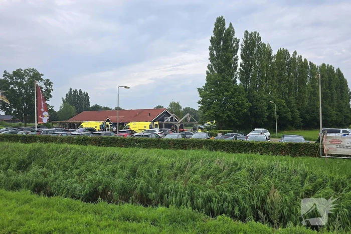 Traumahelikopter landt naast visvijver