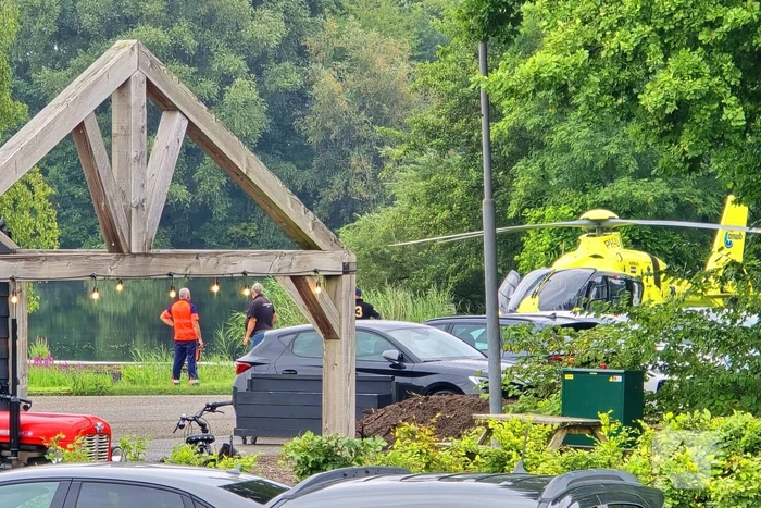 Traumahelikopter landt naast visvijver