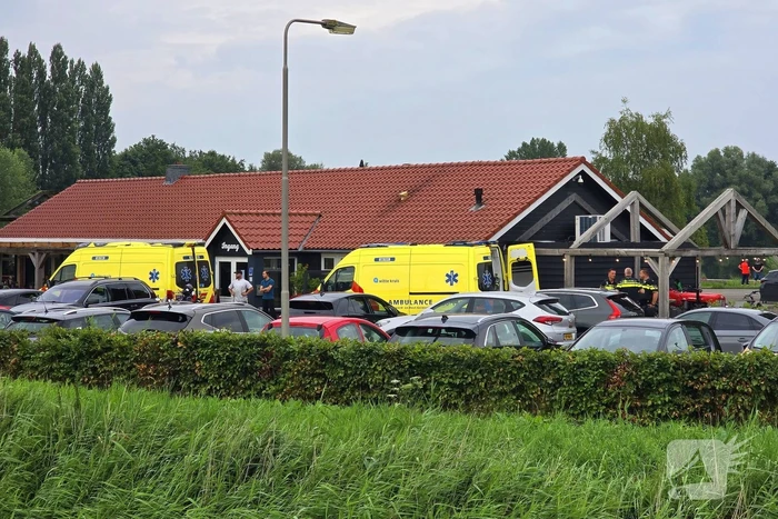 Traumahelikopter landt naast visvijver