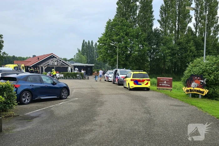 Traumahelikopter landt naast visvijver