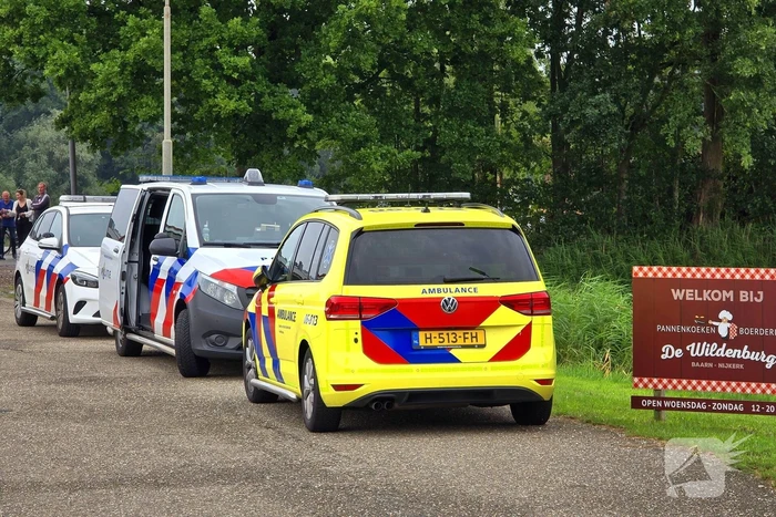 Traumahelikopter landt naast visvijver