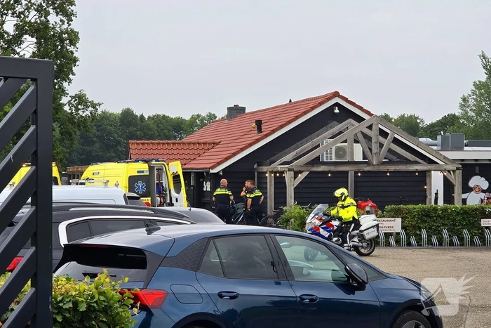 Traumahelikopter landt naast visvijver