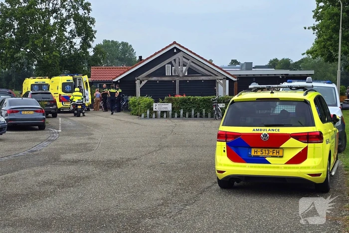 Traumahelikopter landt naast visvijver