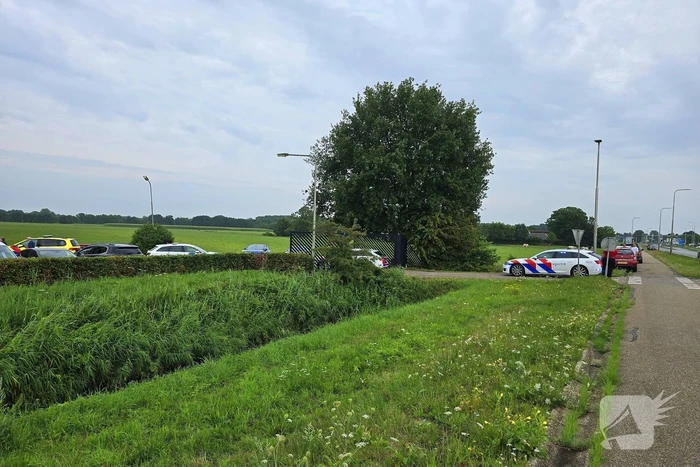 Traumahelikopter landt naast visvijver