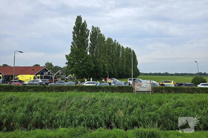 Traumahelikopter landt naast visvijver