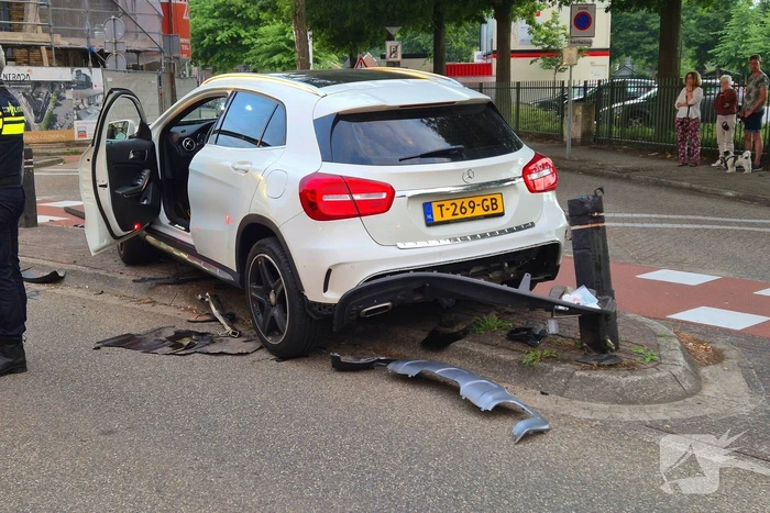 Auto ongeval eindigt tegen paal