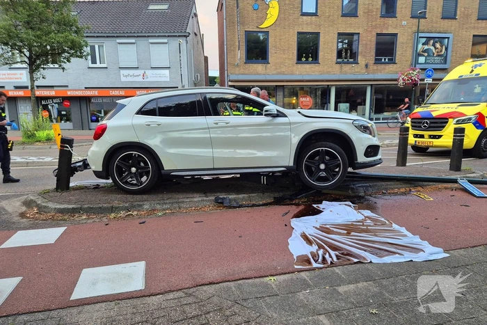 Auto ongeval eindigt tegen paal