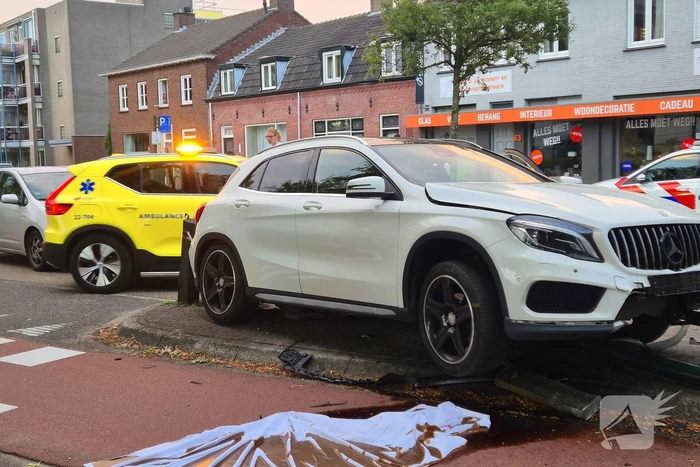Auto ongeval eindigt tegen paal