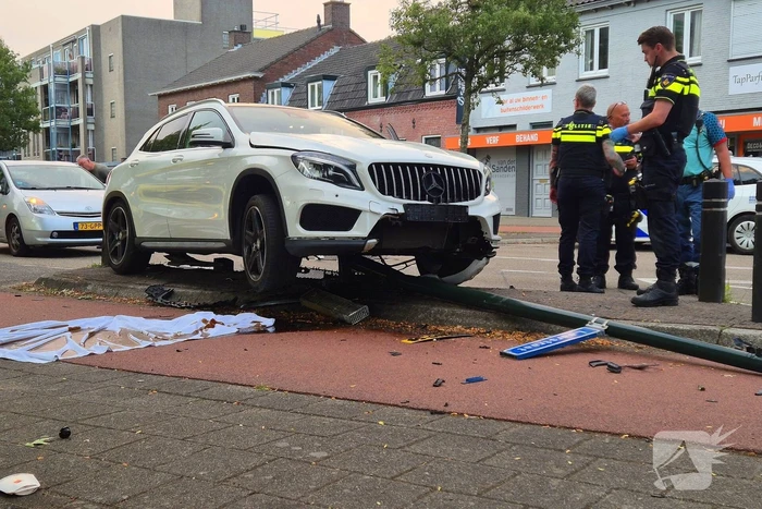 Auto ongeval eindigt tegen paal