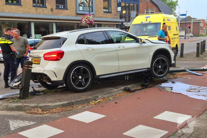 Auto ongeval eindigt tegen paal