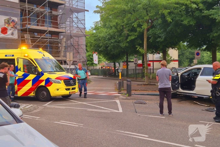 Auto ongeval eindigt tegen paal