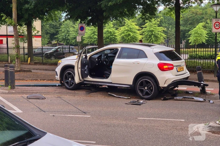 Auto ongeval eindigt tegen paal