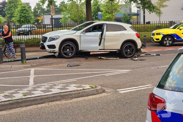 Auto ongeval eindigt tegen paal