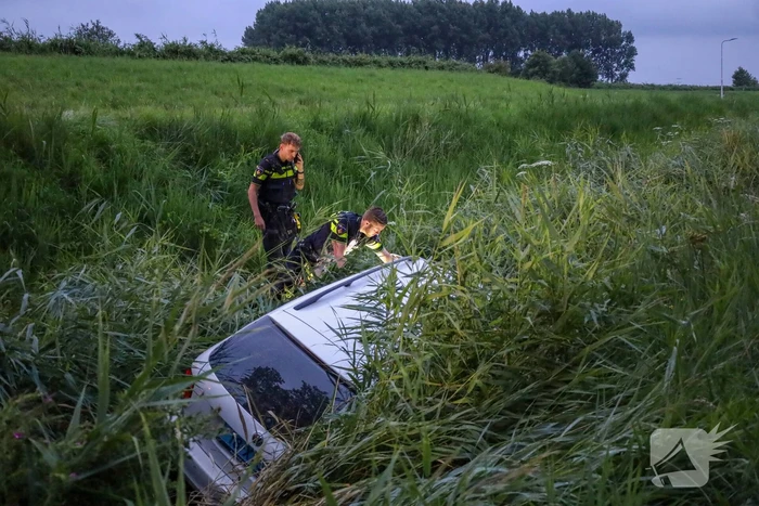 Taxi in sloot na eenzijdig ongeval