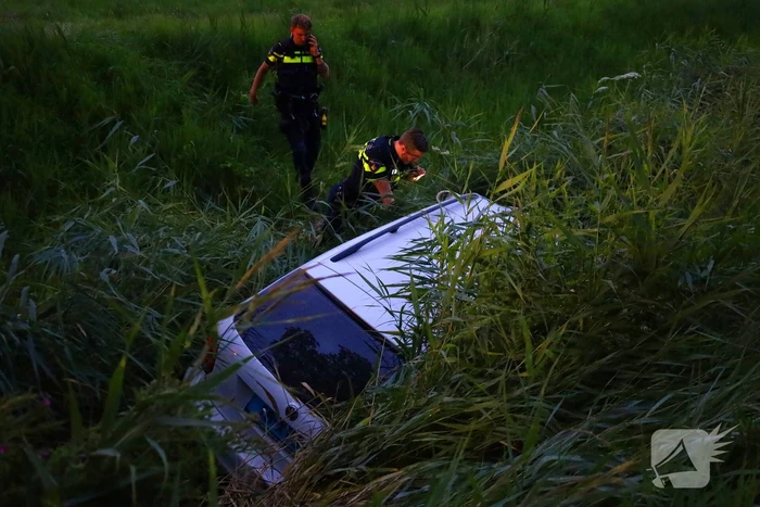 Taxi in sloot na eenzijdig ongeval