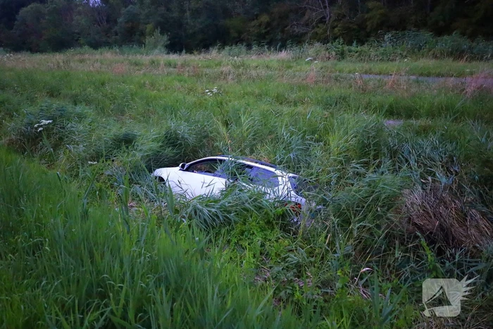 Taxi in sloot na eenzijdig ongeval