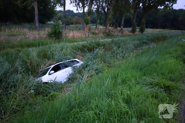 Taxi in sloot na eenzijdig ongeval