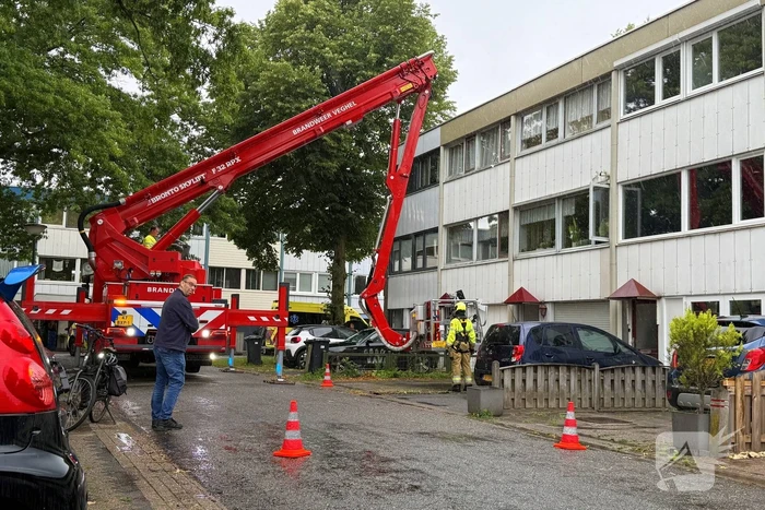 Brandweer redt persoon uit woning