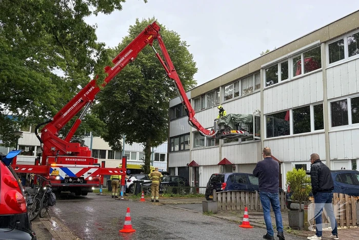 Brandweer redt persoon uit woning