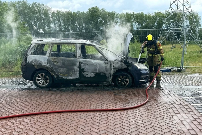 Auto uitgebrand zonder gewonden