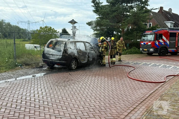 Auto uitgebrand zonder gewonden