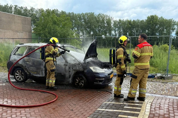 Auto uitgebrand zonder gewonden