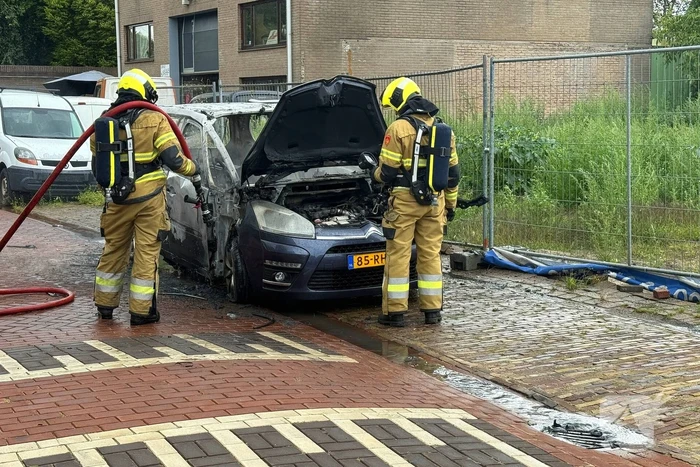 Auto uitgebrand zonder gewonden