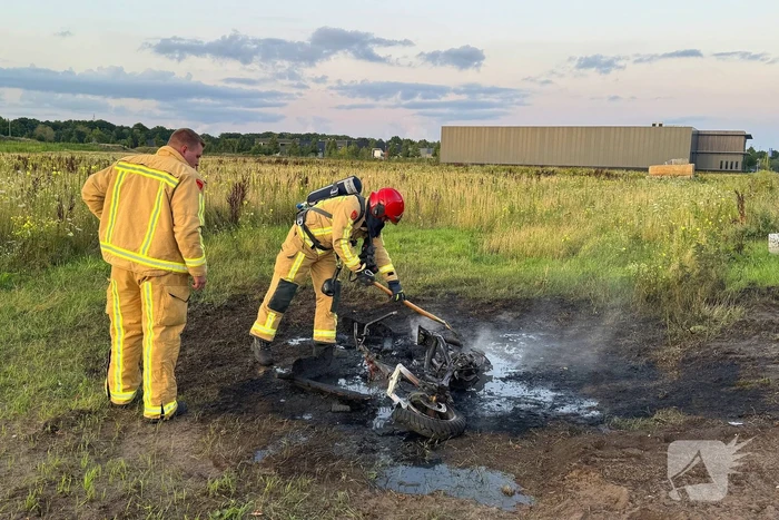 Scooter en pallet verwoest door brand