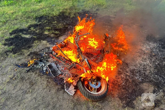 Scooter en pallet verwoest door brand
