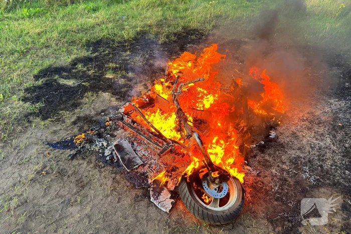 Scooter en pallet verwoest door brand