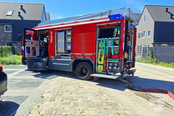 Brandweer blust voertuigbrand