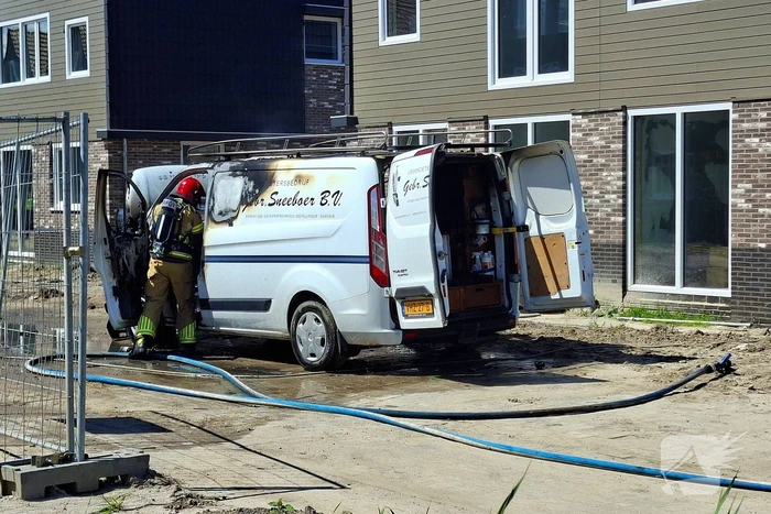 Brandweer blust voertuigbrand