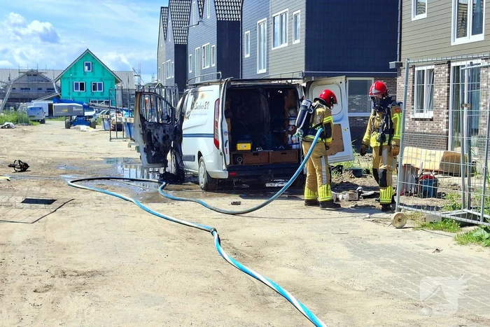 Brandweer blust voertuigbrand